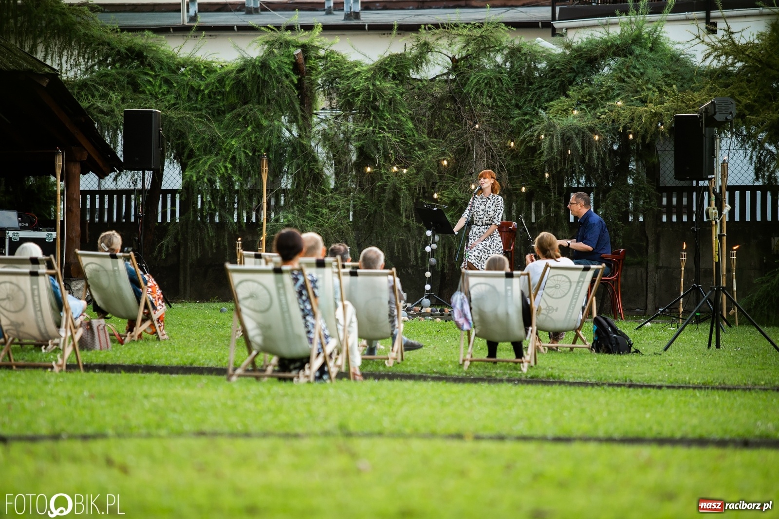 Zdjęcie w galerii na portalu naszraciborz.pl: Recital pt. Piosenka jest dobra na wszystko w Ogrodzie Kultury wiadomości z regionu