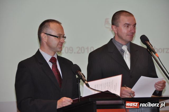 Zdjęcie w galerii na portalu naszraciborz.pl: Absolwenci zjechali do PWSZ wiadomości z regionu