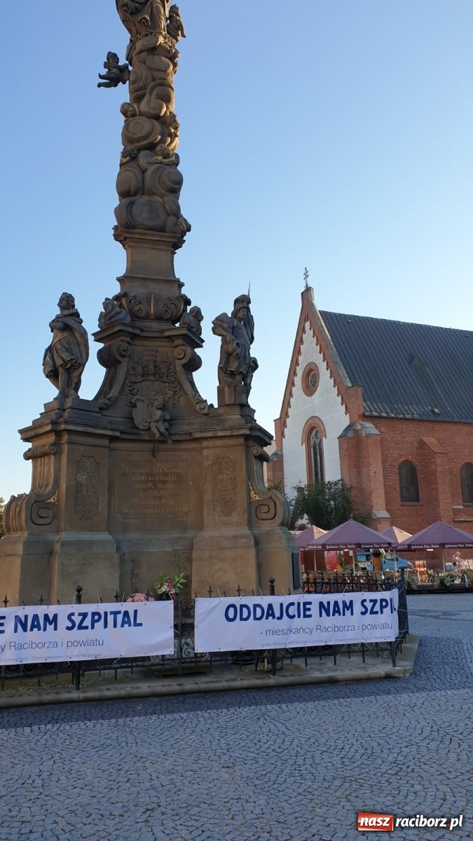 Zdjęcie w galerii na portalu naszraciborz.pl: Radnego Piotra Klimę wezwano do usunięcia banerów z Kolumny Maryjnej  wiadomości z regionu