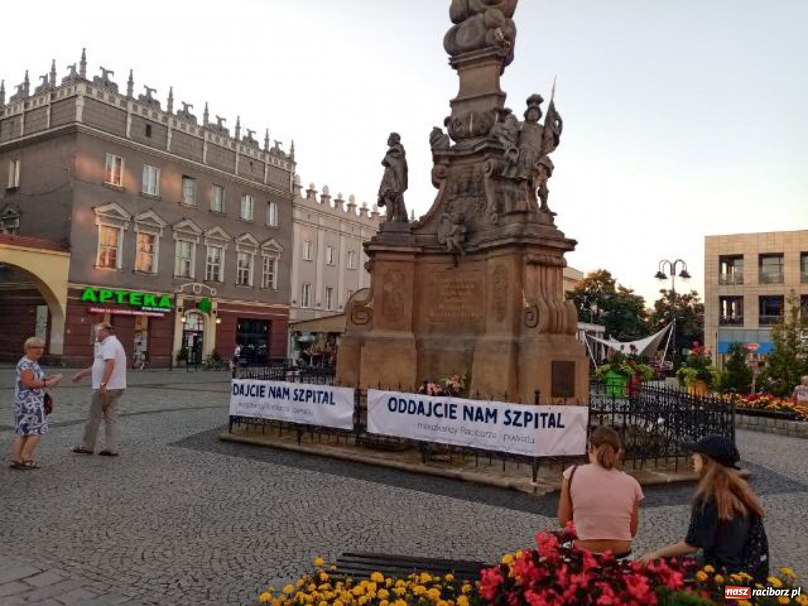 Zdjęcie w galerii na portalu naszraciborz.pl: Radnego Piotra Klimę wezwano do usunięcia banerów z Kolumny Maryjnej  wiadomości z regionu