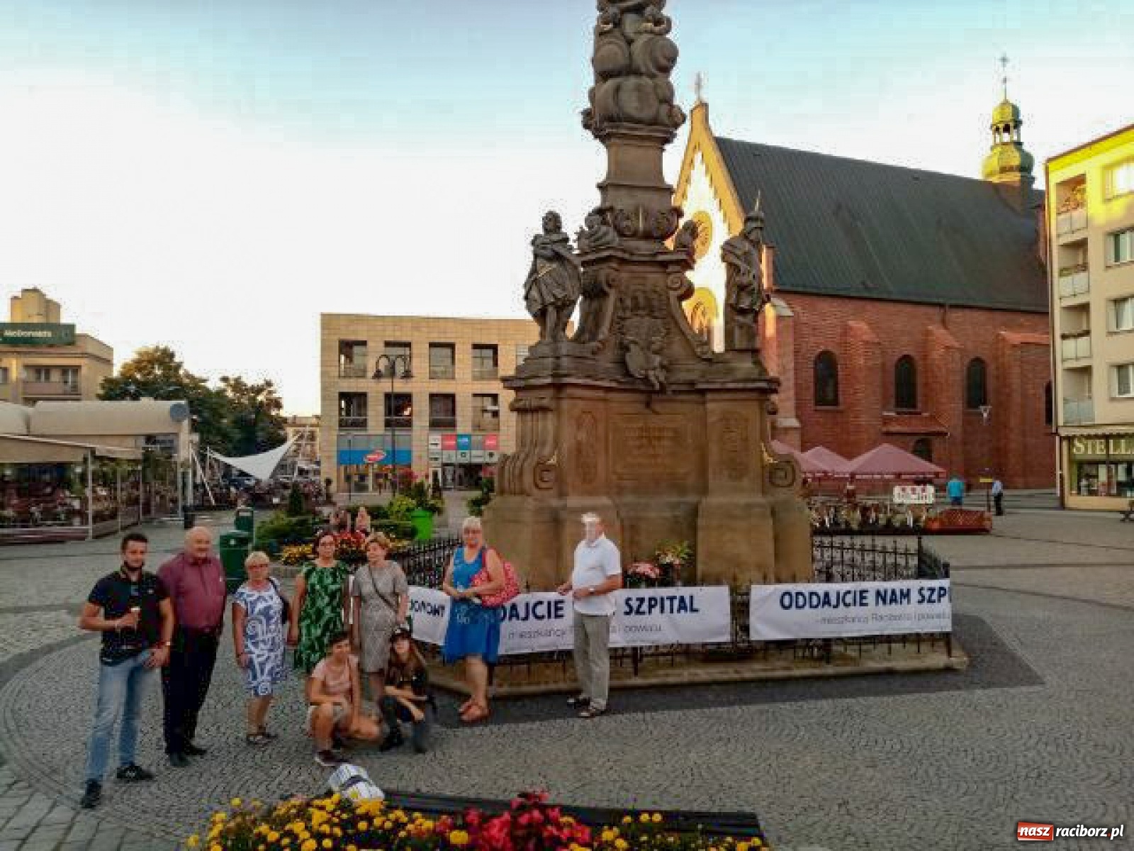 Zdjęcie w galerii na portalu naszraciborz.pl: Radnego Piotra Klimę wezwano do usunięcia banerów z Kolumny Maryjnej  wiadomości z regionu