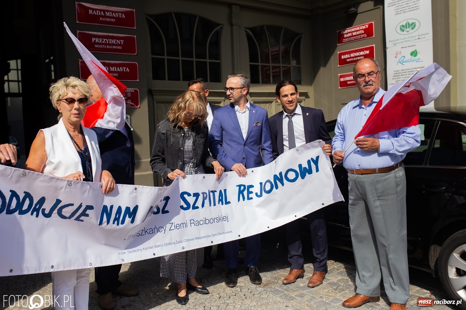 Zdjęcie w galerii na portalu naszraciborz.pl: Oddajcie nam nasz szpital rejonowy! Baner zawędrował na sesję  wiadomości z regionu