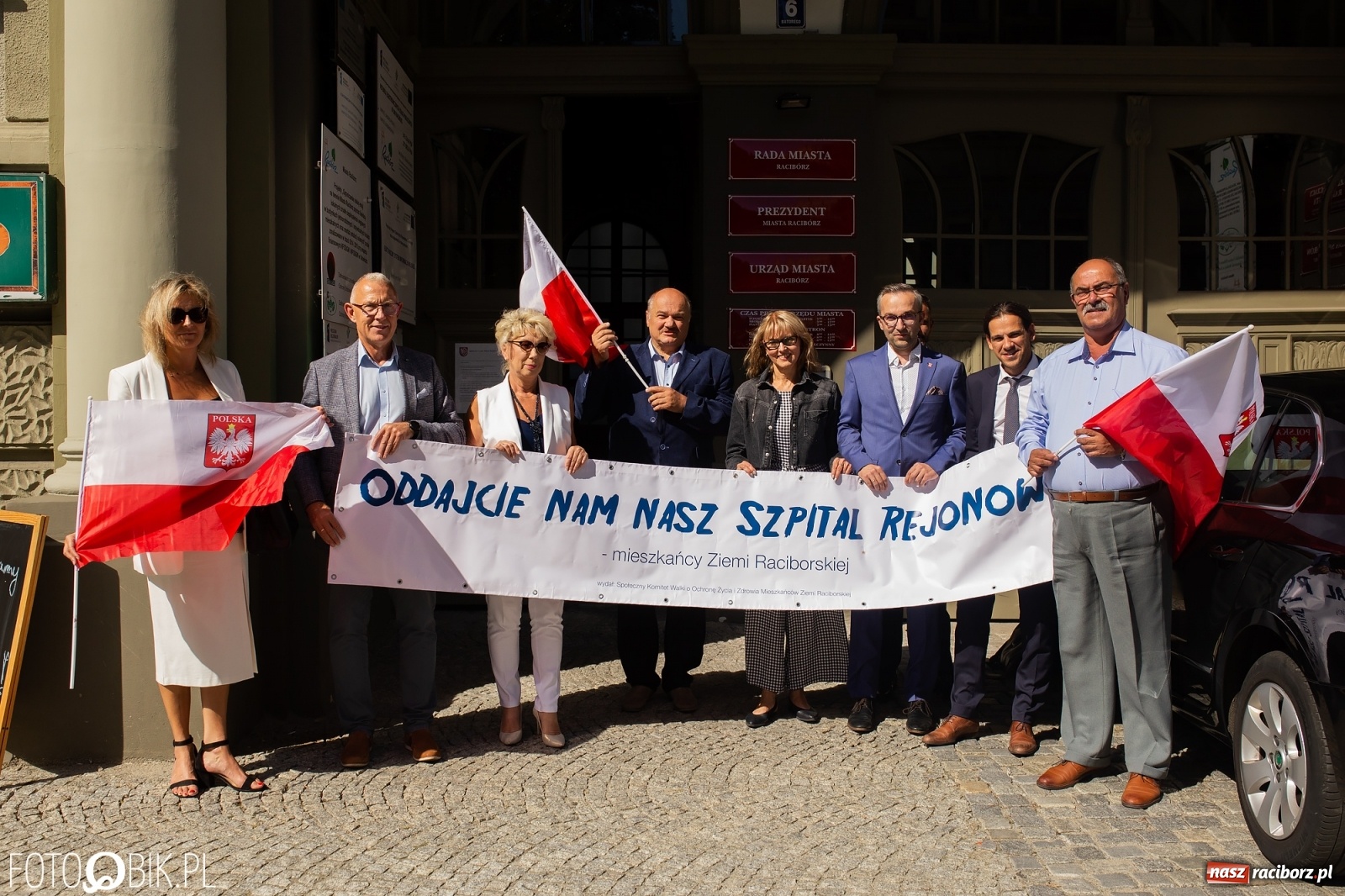 Zdjęcie w galerii na portalu naszraciborz.pl: Oddajcie nam nasz szpital rejonowy! Baner zawędrował na sesję  wiadomości z regionu