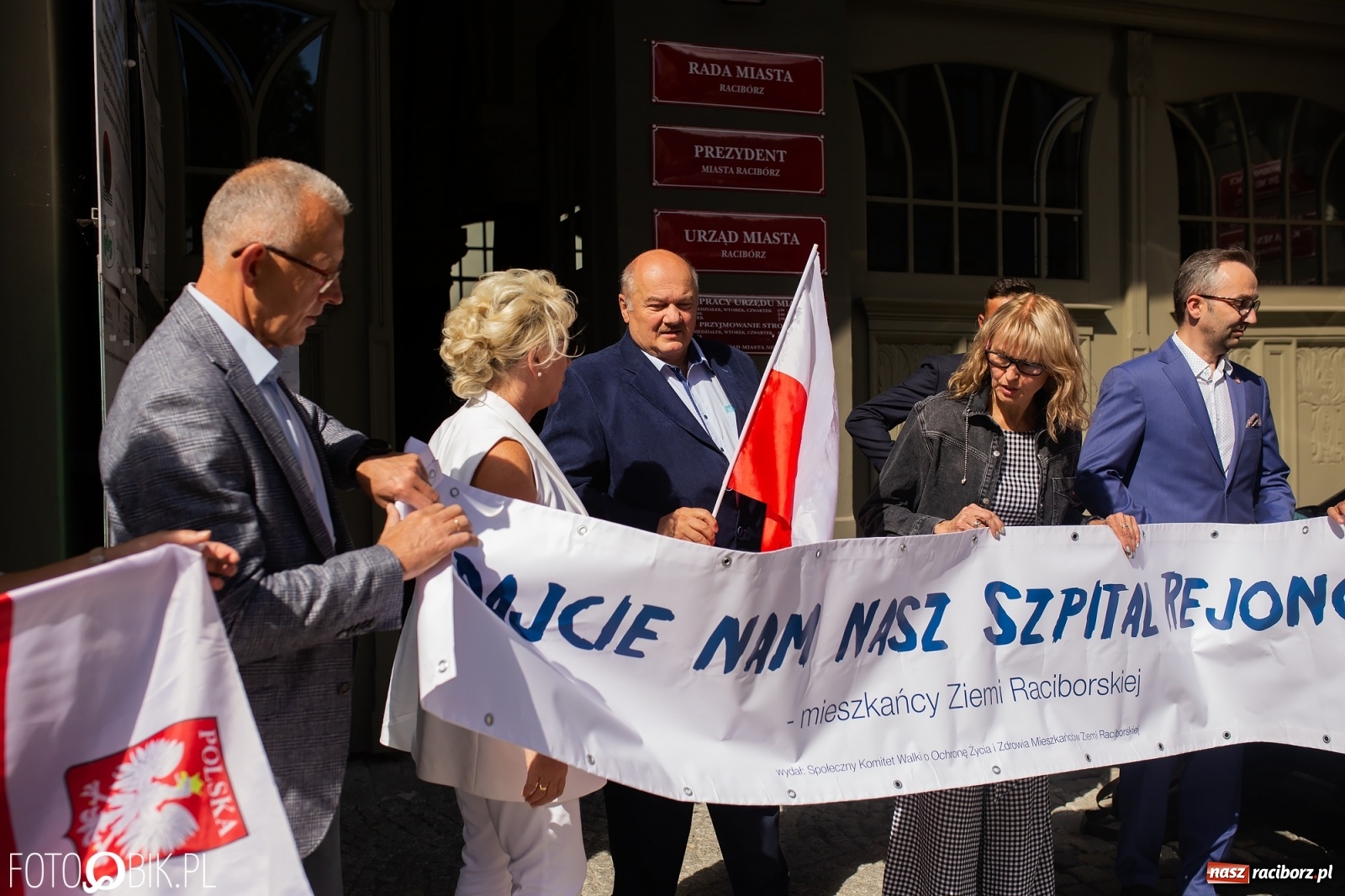 Zdjęcie w galerii na portalu naszraciborz.pl: Oddajcie nam nasz szpital rejonowy! Baner zawędrował na sesję  wiadomości z regionu