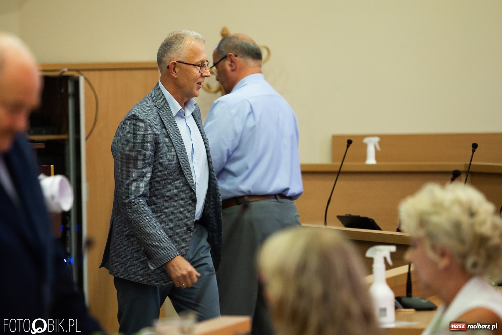 Zdjęcie w galerii na portalu naszraciborz.pl: Oddajcie nam nasz szpital rejonowy! Baner zawędrował na sesję  wiadomości z regionu