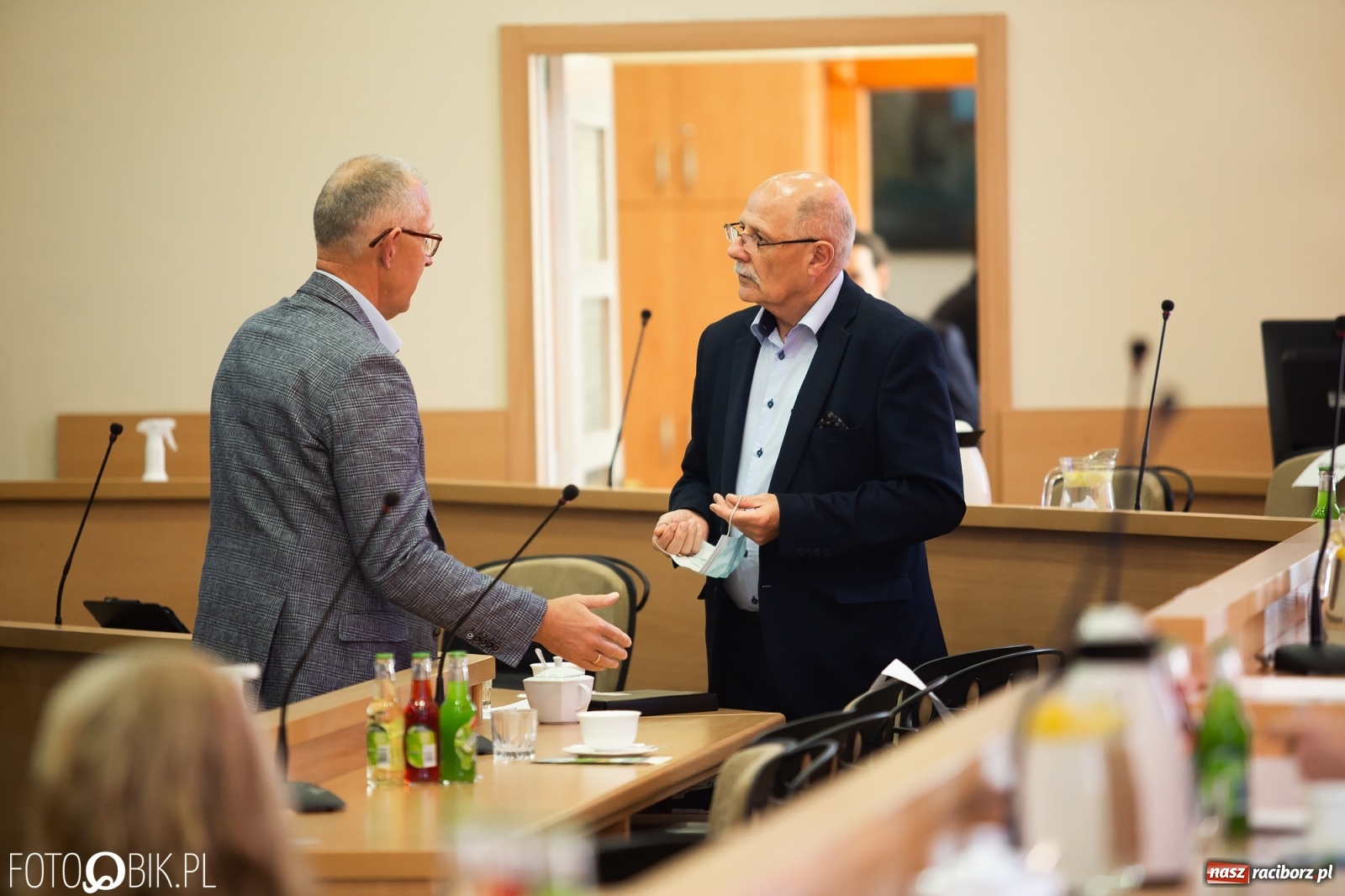 Zdjęcie w galerii na portalu naszraciborz.pl: Oddajcie nam nasz szpital rejonowy! Baner zawędrował na sesję  wiadomości z regionu