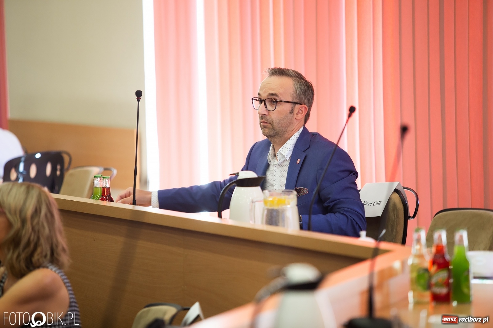 Zdjęcie w galerii na portalu naszraciborz.pl: Oddajcie nam nasz szpital rejonowy! Baner zawędrował na sesję  wiadomości z regionu