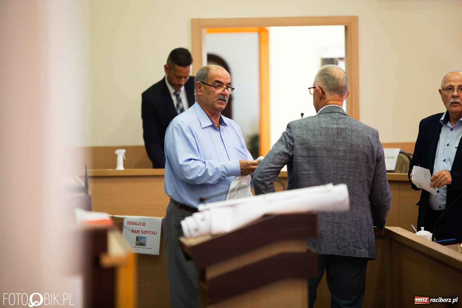 Zdjęcie w galerii na portalu naszraciborz.pl: Oddajcie nam nasz szpital rejonowy! Baner zawędrował na sesję  wiadomości z regionu