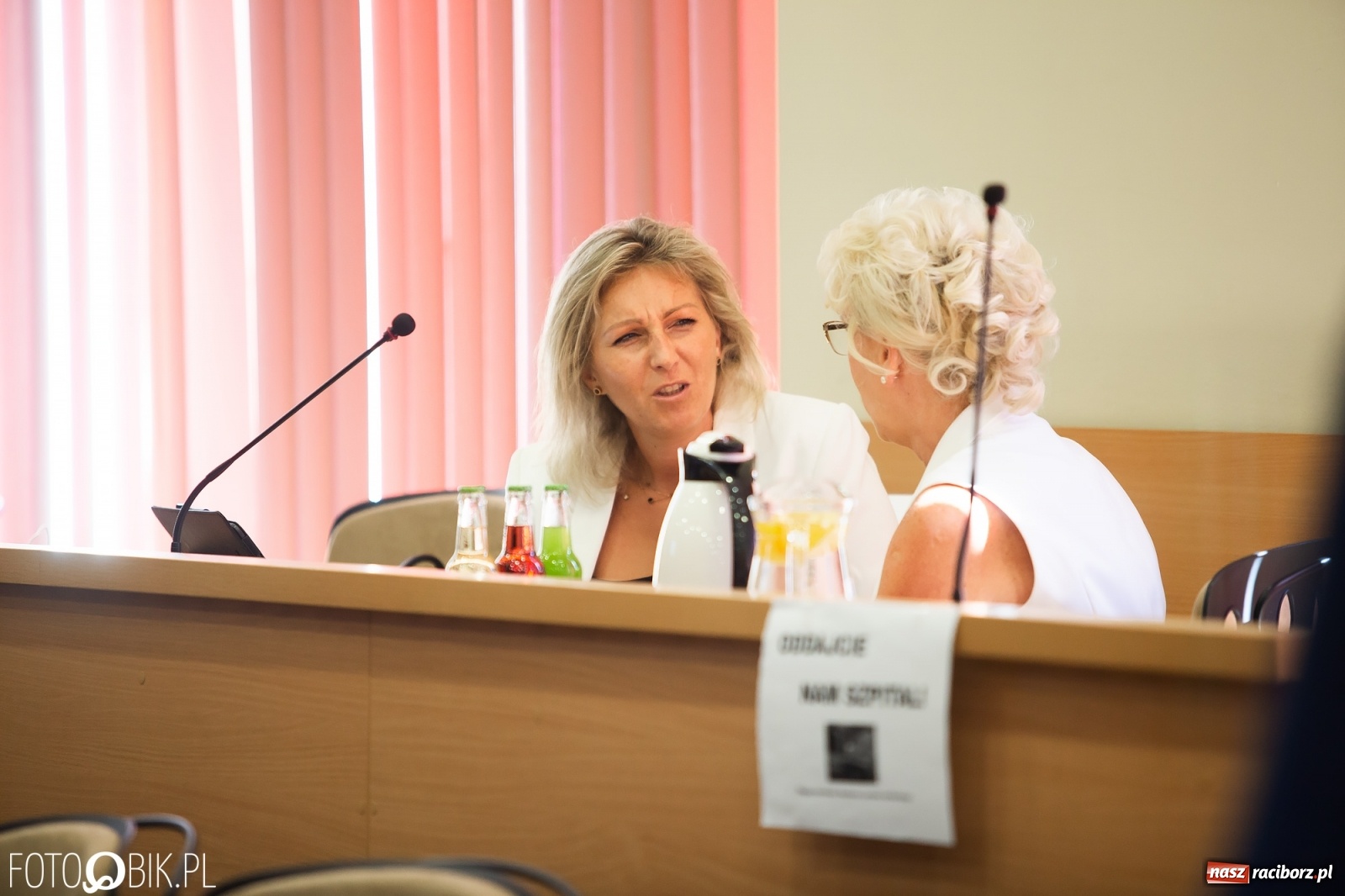 Zdjęcie w galerii na portalu naszraciborz.pl: Oddajcie nam nasz szpital rejonowy! Baner zawędrował na sesję  wiadomości z regionu