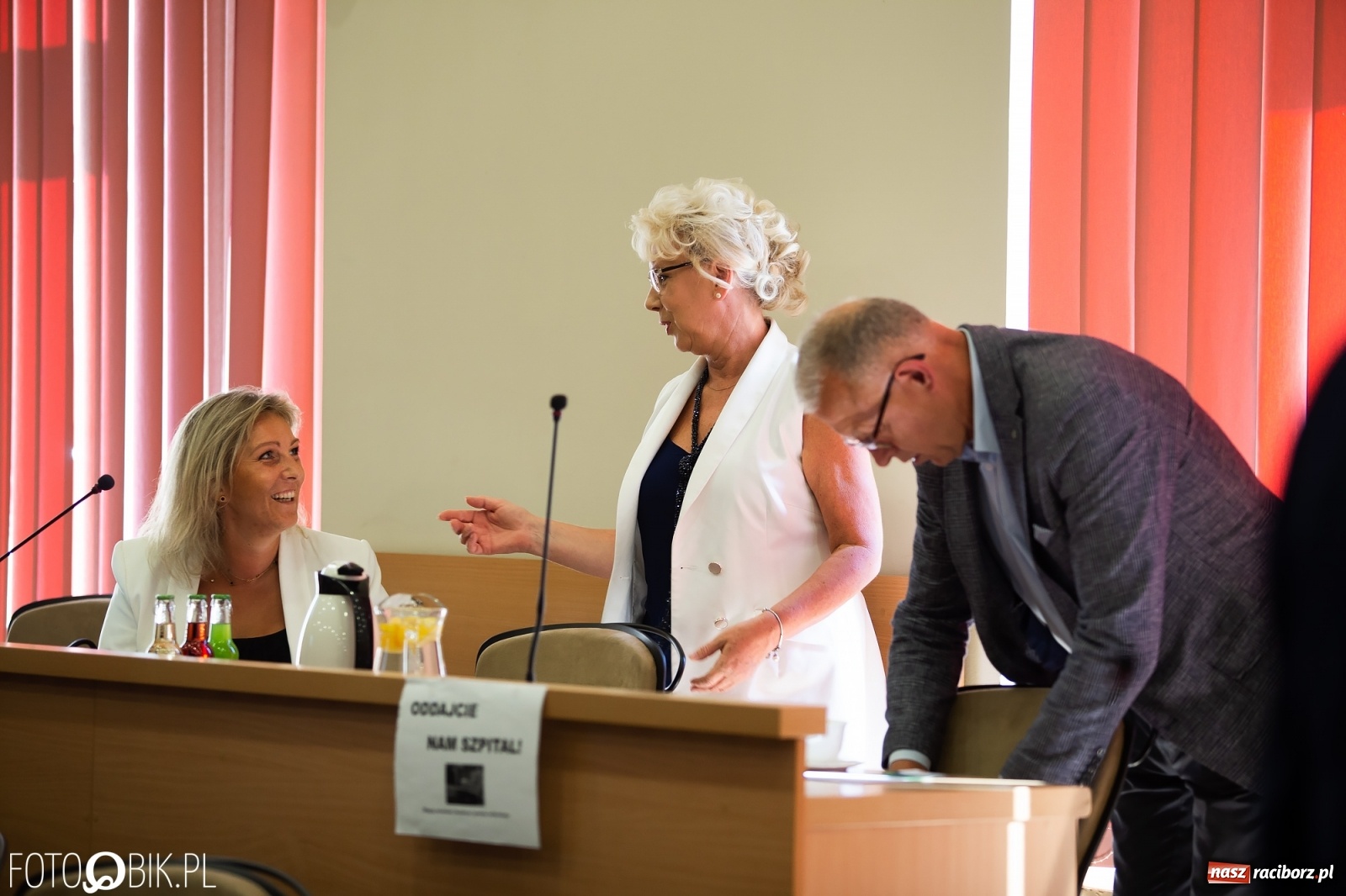 Zdjęcie w galerii na portalu naszraciborz.pl: Oddajcie nam nasz szpital rejonowy! Baner zawędrował na sesję  wiadomości z regionu