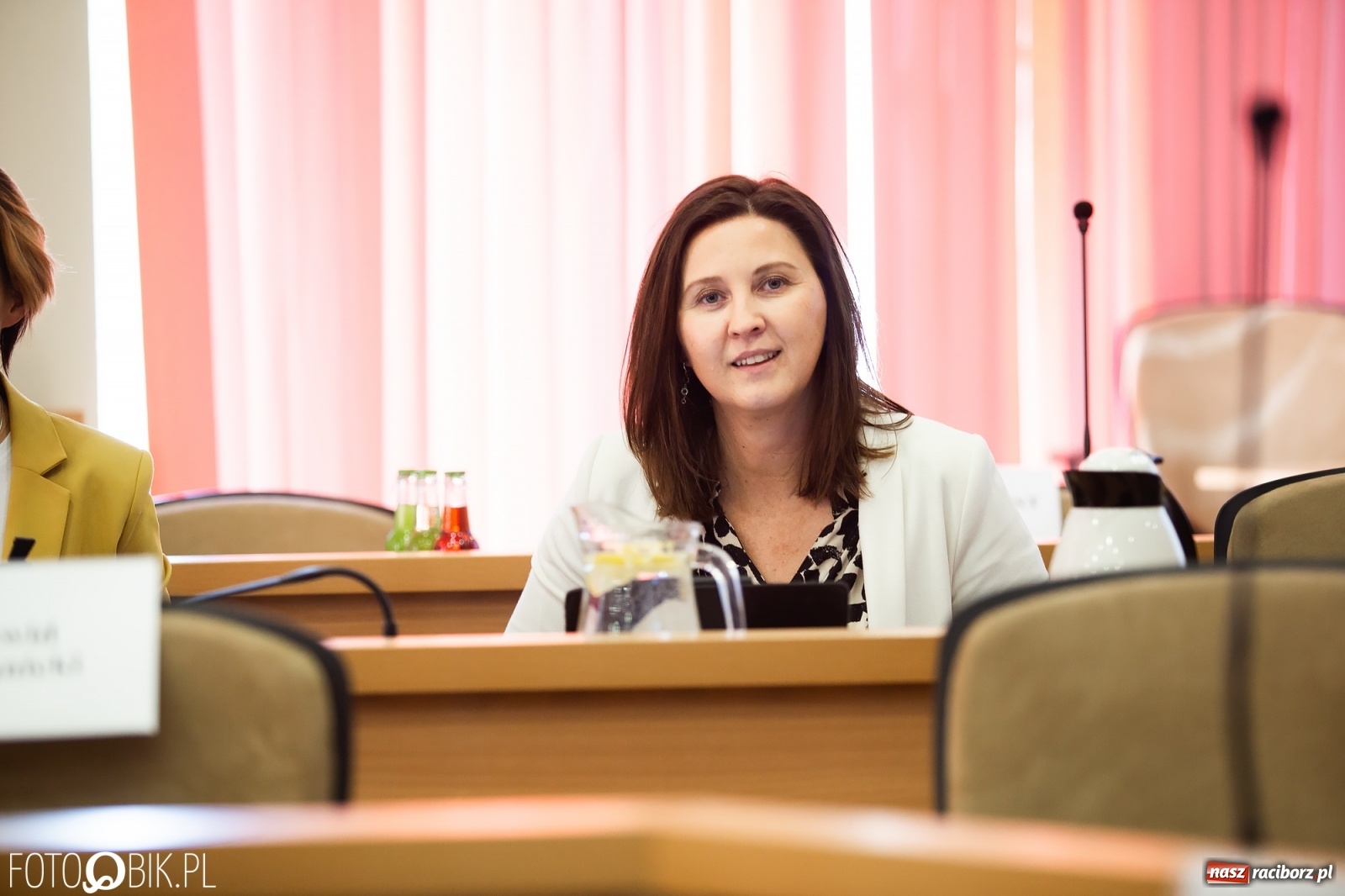 Zdjęcie w galerii na portalu naszraciborz.pl: Oddajcie nam nasz szpital rejonowy! Baner zawędrował na sesję  wiadomości z regionu