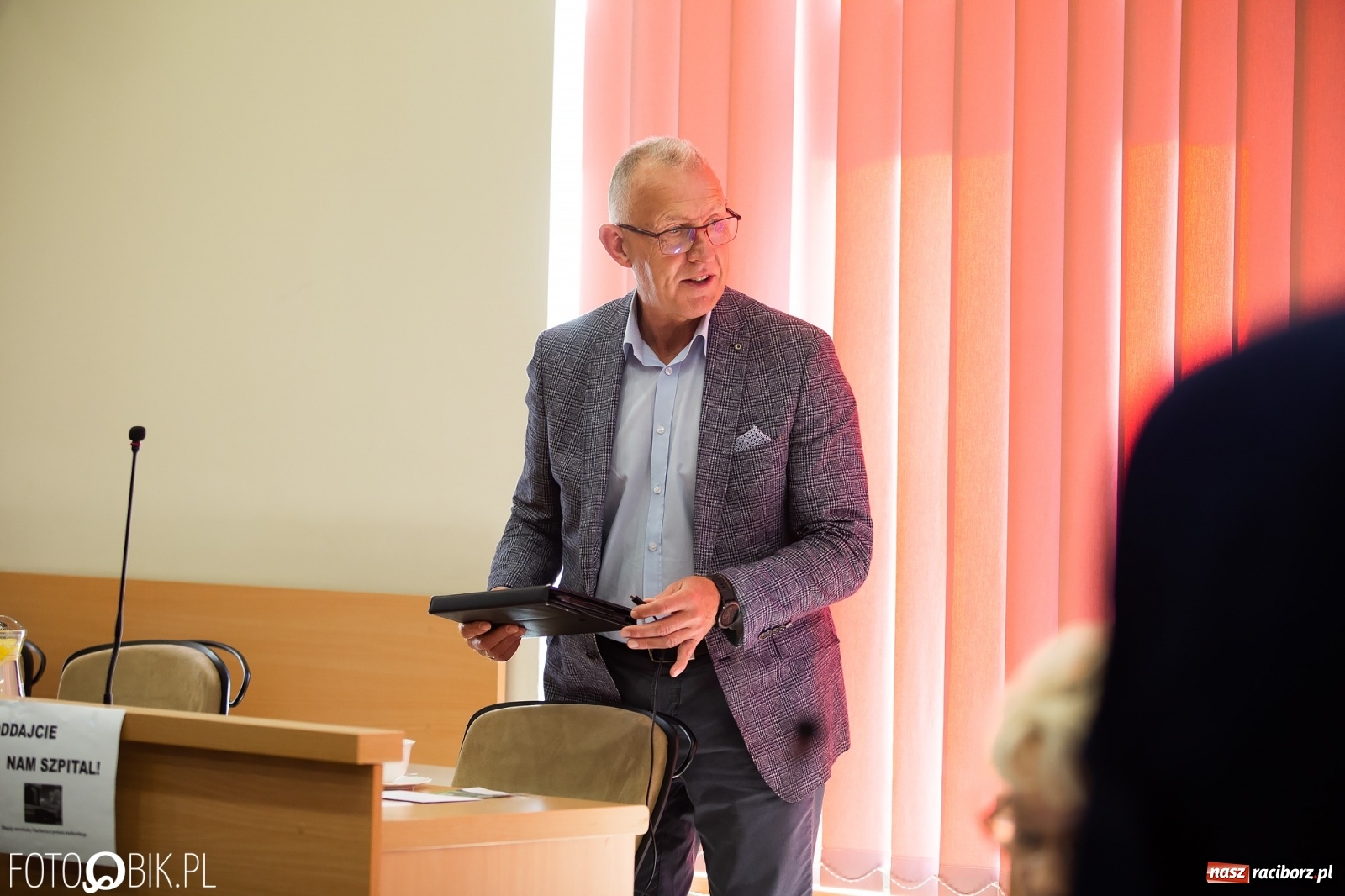 Zdjęcie w galerii na portalu naszraciborz.pl: Oddajcie nam nasz szpital rejonowy! Baner zawędrował na sesję  wiadomości z regionu