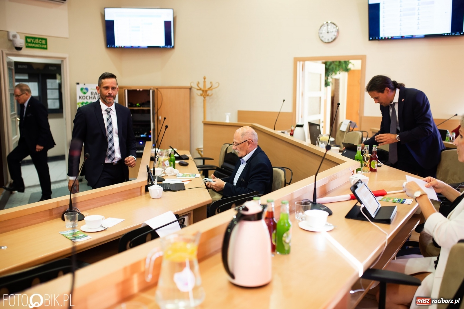 Zdjęcie w galerii na portalu naszraciborz.pl: Oddajcie nam nasz szpital rejonowy! Baner zawędrował na sesję  wiadomości z regionu