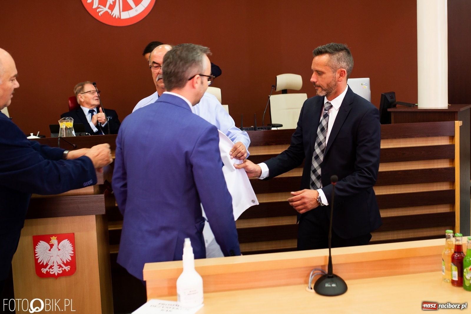 Zdjęcie w galerii na portalu naszraciborz.pl: Oddajcie nam nasz szpital rejonowy! Baner zawędrował na sesję  wiadomości z regionu