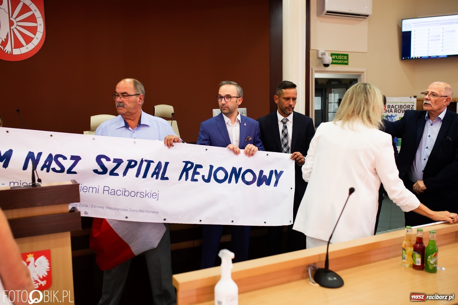 Zdjęcie w galerii na portalu naszraciborz.pl: Oddajcie nam nasz szpital rejonowy! Baner zawędrował na sesję  wiadomości z regionu