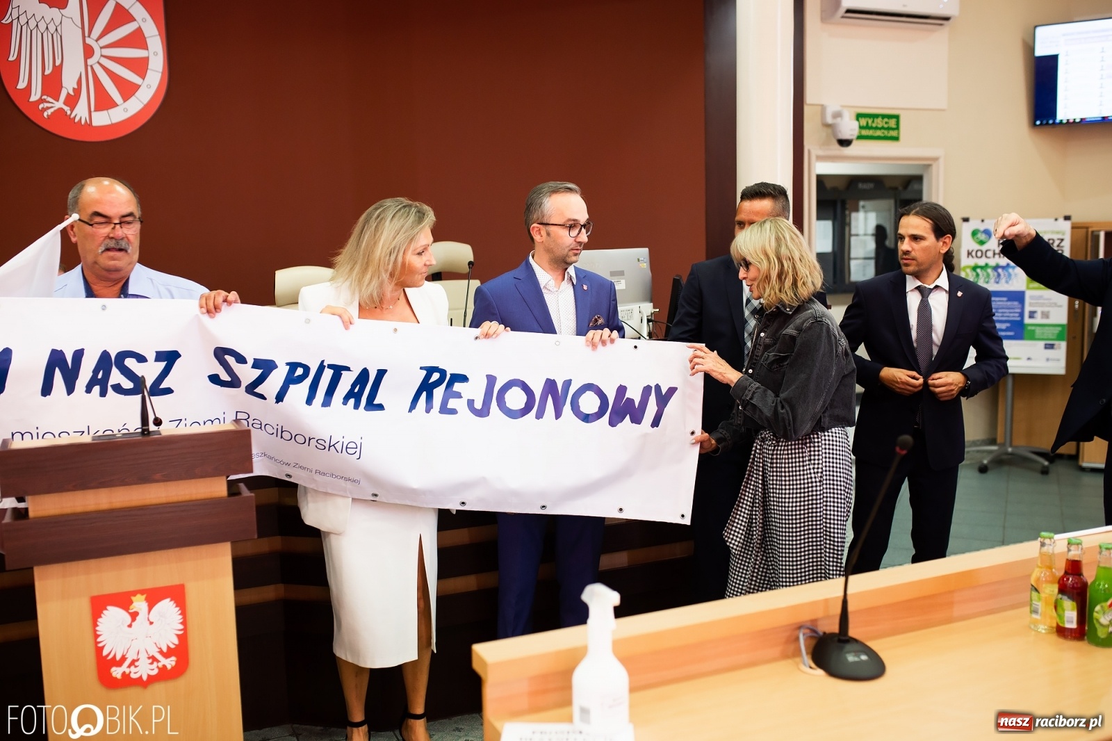 Zdjęcie w galerii na portalu naszraciborz.pl: Oddajcie nam nasz szpital rejonowy! Baner zawędrował na sesję  wiadomości z regionu