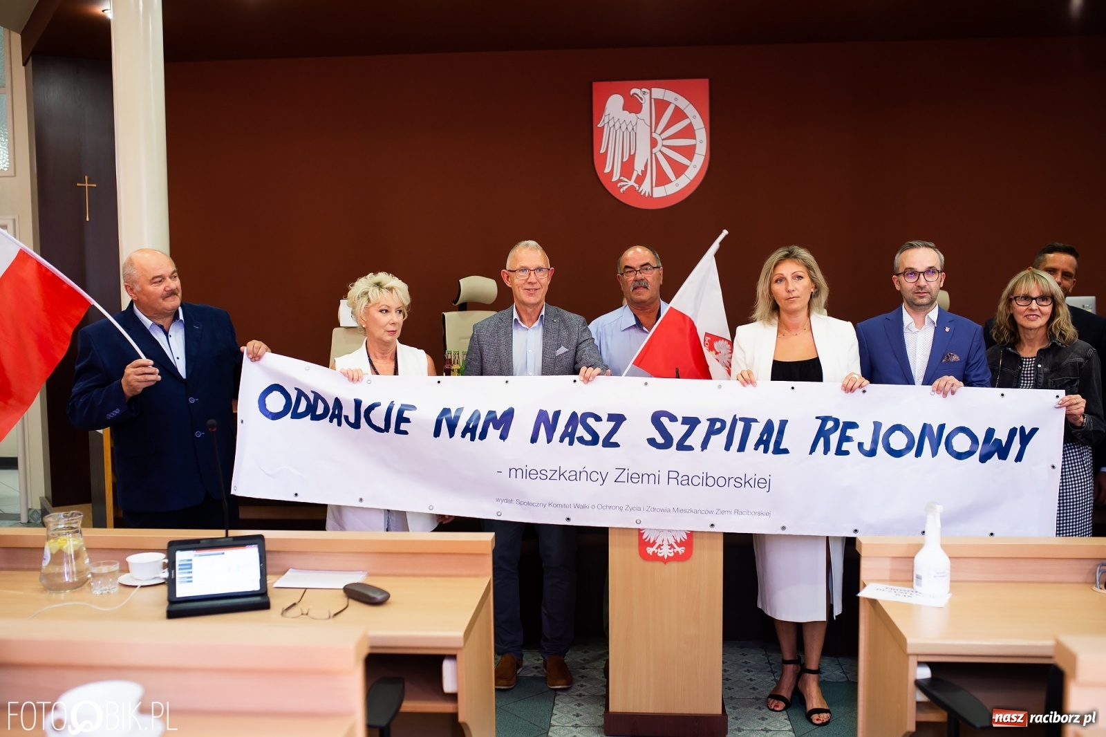 Zdjęcie w galerii na portalu naszraciborz.pl: Oddajcie nam nasz szpital rejonowy! Baner zawędrował na sesję  wiadomości z regionu