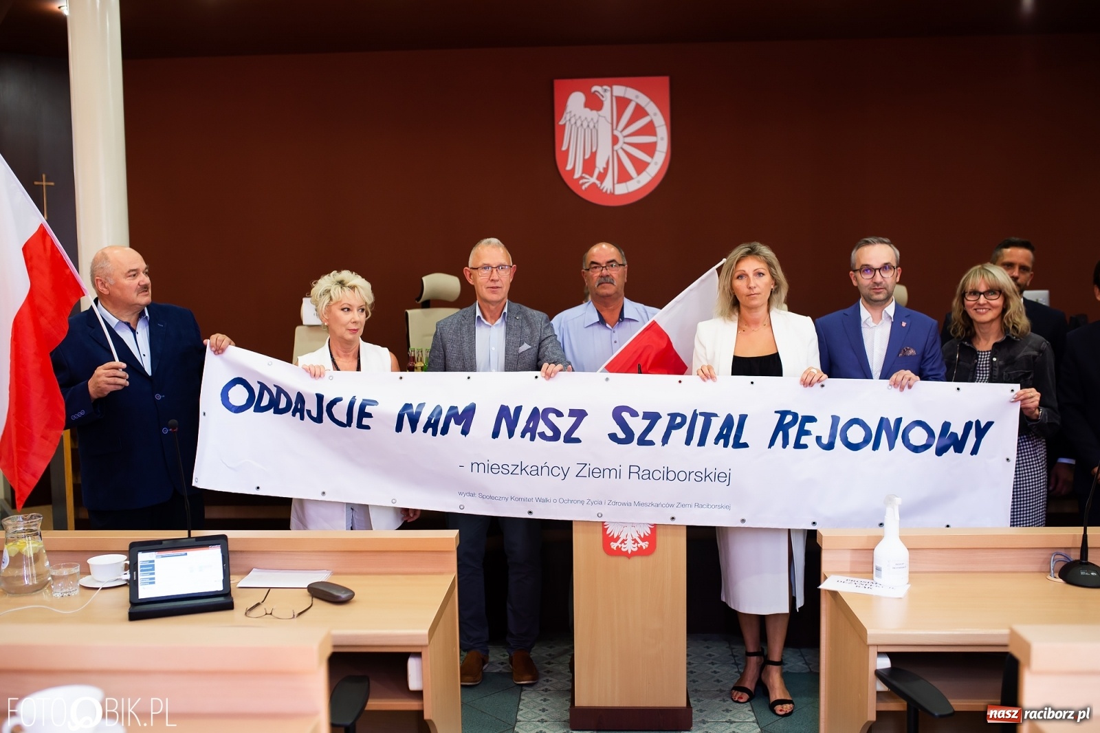 Zdjęcie w galerii na portalu naszraciborz.pl: Oddajcie nam nasz szpital rejonowy! Baner zawędrował na sesję  wiadomości z regionu