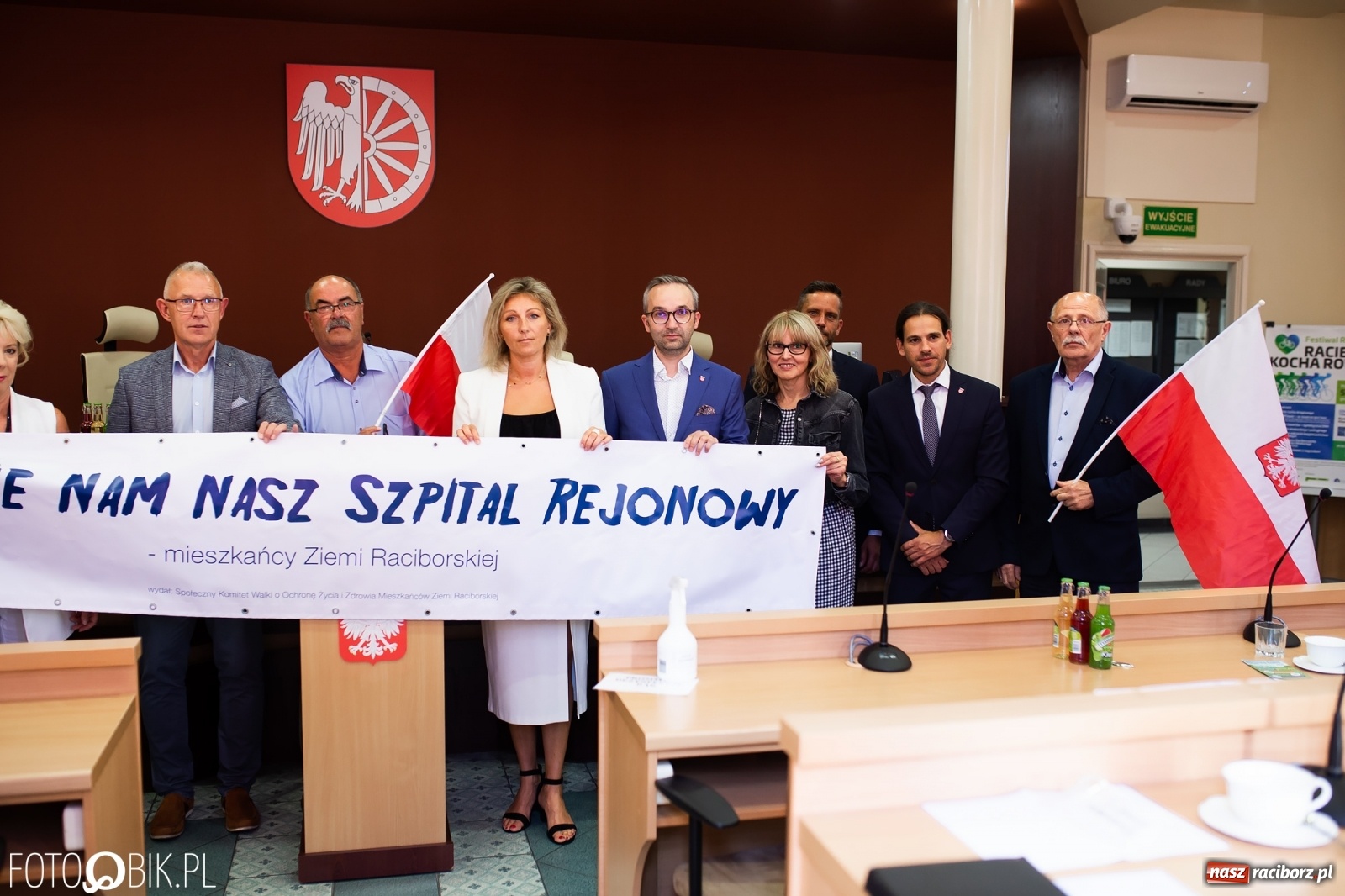 Zdjęcie w galerii na portalu naszraciborz.pl: Oddajcie nam nasz szpital rejonowy! Baner zawędrował na sesję  wiadomości z regionu