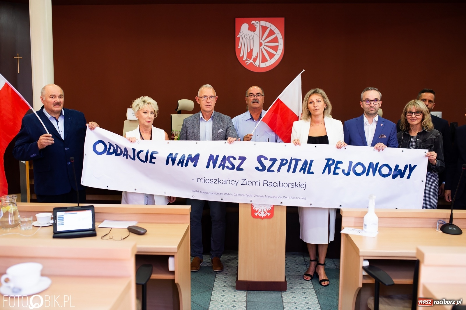 Zdjęcie w galerii na portalu naszraciborz.pl: Oddajcie nam nasz szpital rejonowy! Baner zawędrował na sesję  wiadomości z regionu