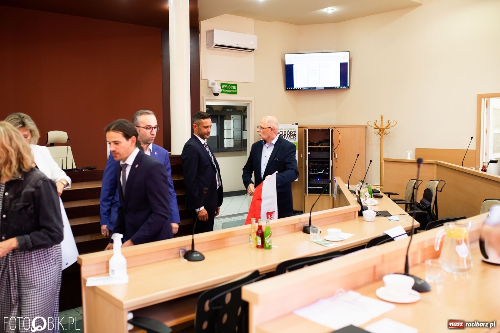 Zdjęcie w galerii na portalu naszraciborz.pl: Oddajcie nam nasz szpital rejonowy! Baner zawędrował na sesję  wiadomości z regionu