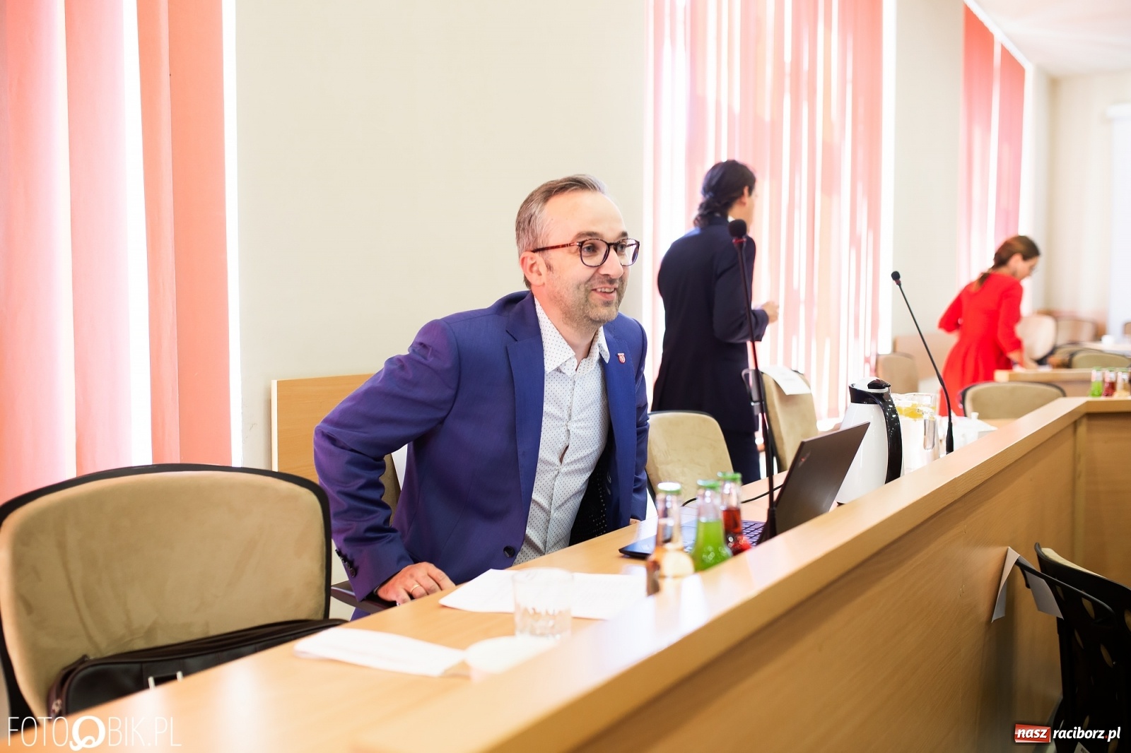 Zdjęcie w galerii na portalu naszraciborz.pl: Oddajcie nam nasz szpital rejonowy! Baner zawędrował na sesję  wiadomości z regionu