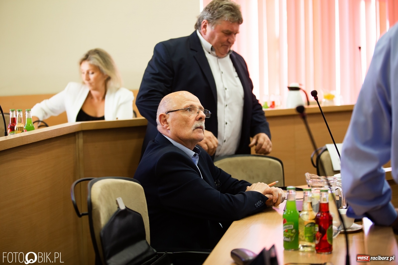 Zdjęcie w galerii na portalu naszraciborz.pl: Oddajcie nam nasz szpital rejonowy! Baner zawędrował na sesję  wiadomości z regionu