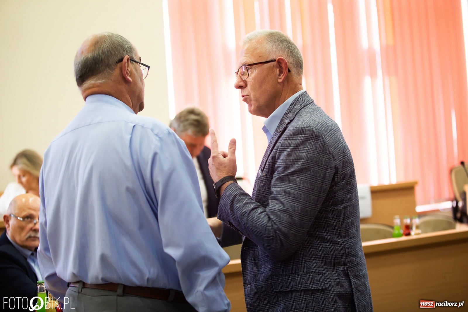 Zdjęcie w galerii na portalu naszraciborz.pl: Oddajcie nam nasz szpital rejonowy! Baner zawędrował na sesję  wiadomości z regionu