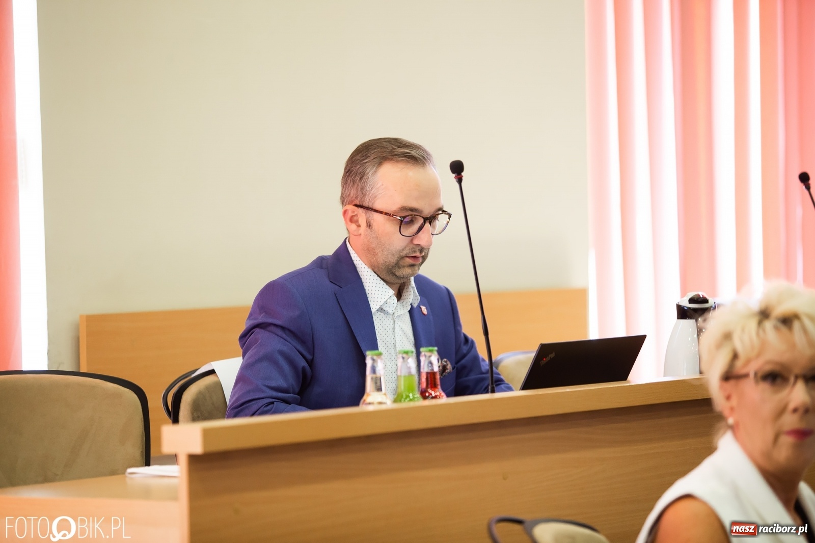 Zdjęcie w galerii na portalu naszraciborz.pl: Oddajcie nam nasz szpital rejonowy! Baner zawędrował na sesję  wiadomości z regionu