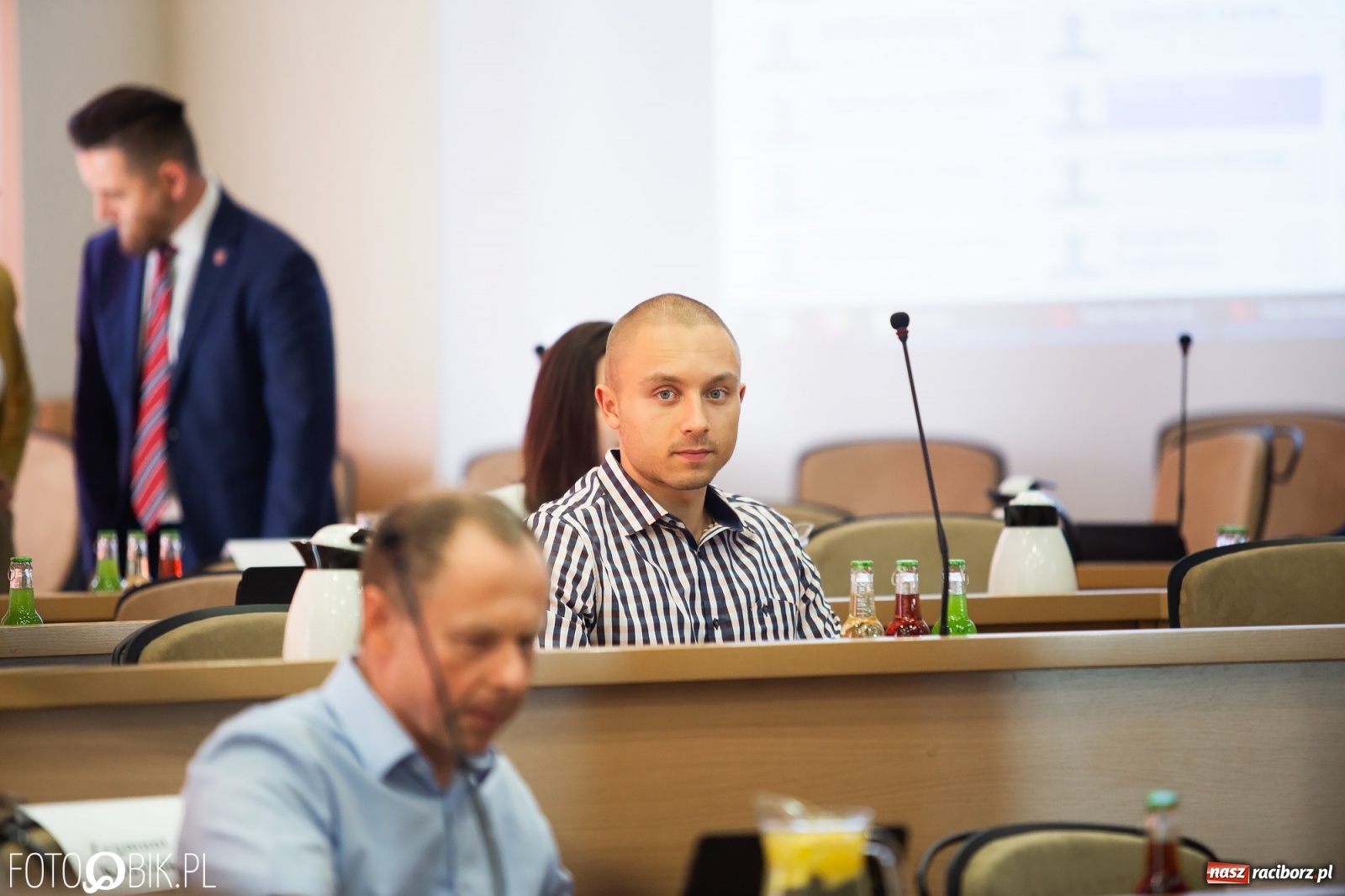 Zdjęcie w galerii na portalu naszraciborz.pl: Oddajcie nam nasz szpital rejonowy! Baner zawędrował na sesję  wiadomości z regionu