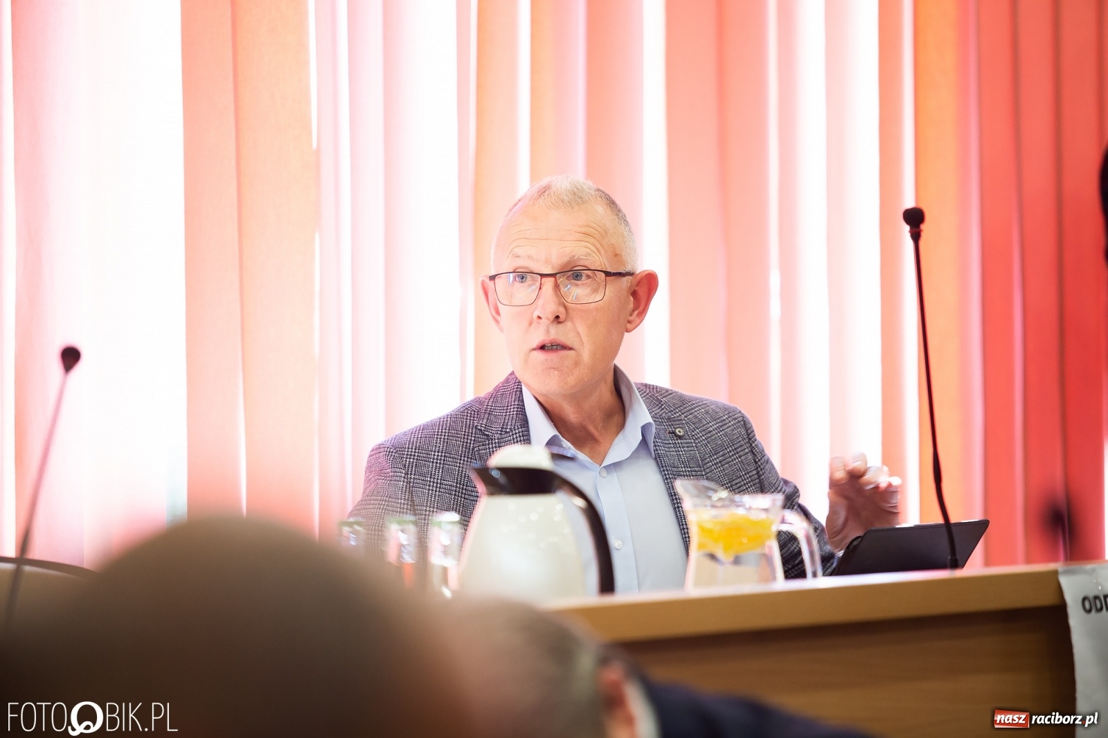 Zdjęcie w galerii na portalu naszraciborz.pl: Oddajcie nam nasz szpital rejonowy! Baner zawędrował na sesję  wiadomości z regionu