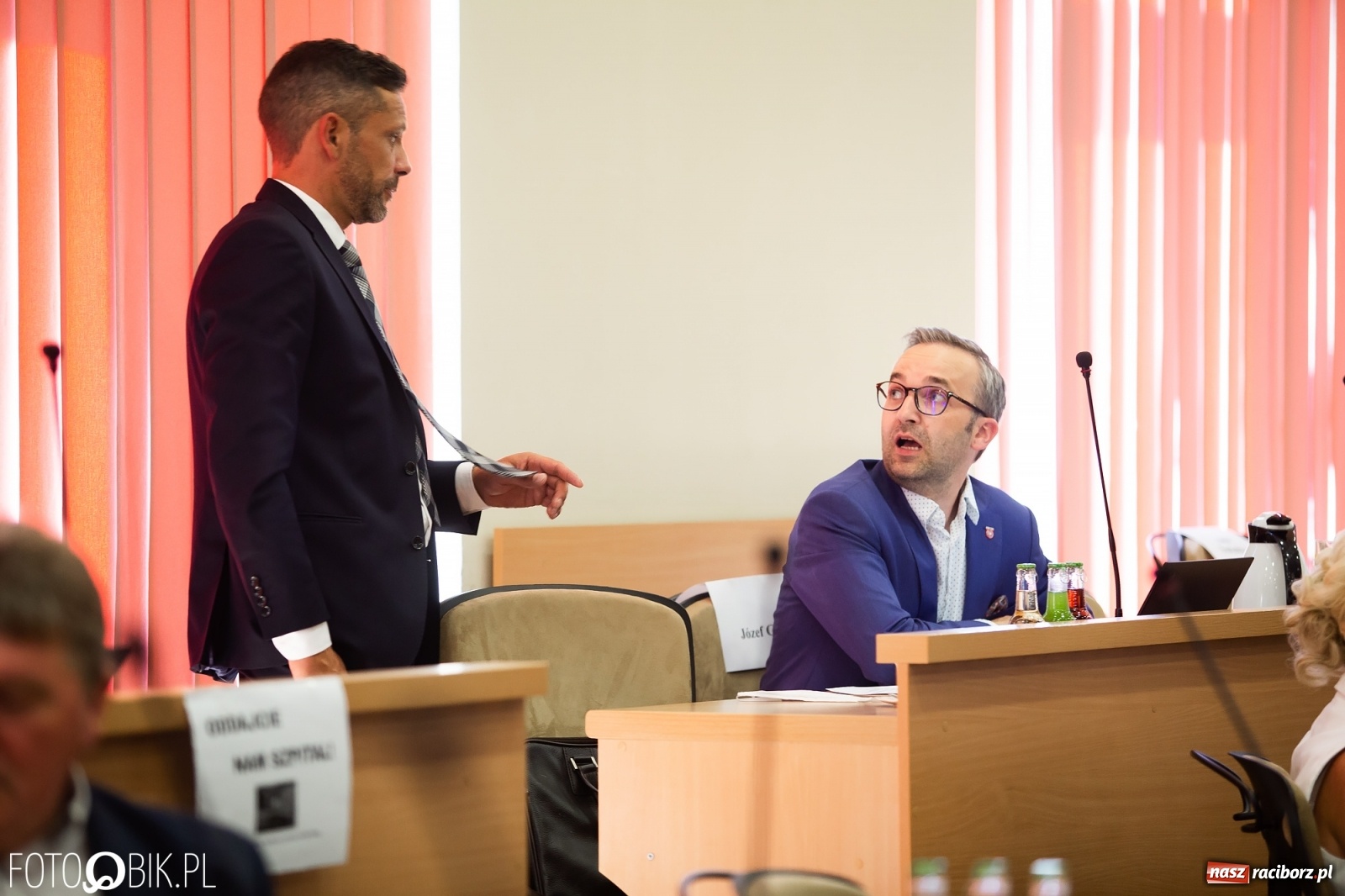 Zdjęcie w galerii na portalu naszraciborz.pl: Oddajcie nam nasz szpital rejonowy! Baner zawędrował na sesję  wiadomości z regionu