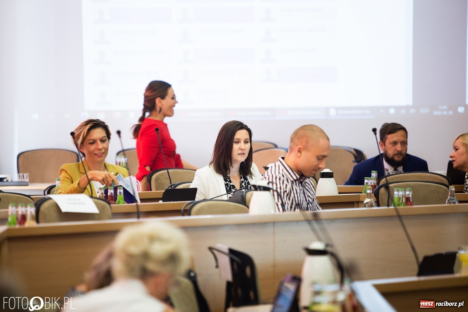 Zdjęcie w galerii na portalu naszraciborz.pl: Oddajcie nam nasz szpital rejonowy! Baner zawędrował na sesję  wiadomości z regionu