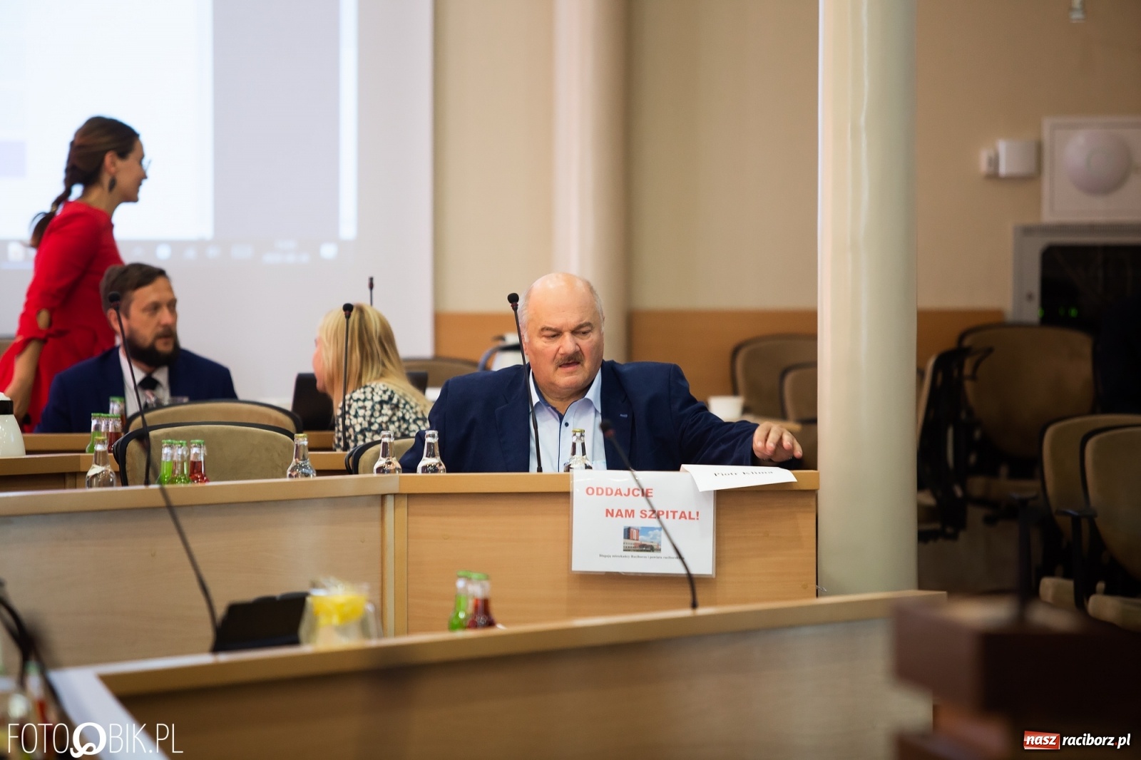 Zdjęcie w galerii na portalu naszraciborz.pl: Oddajcie nam nasz szpital rejonowy! Baner zawędrował na sesję  wiadomości z regionu