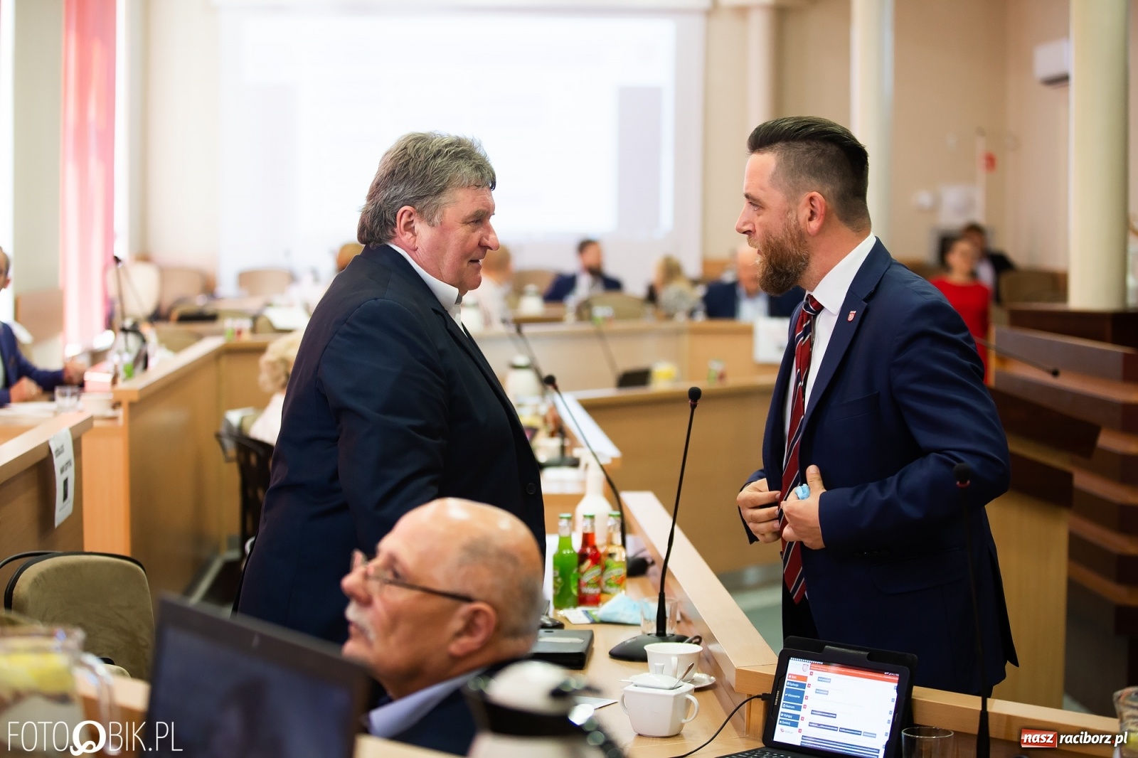 Zdjęcie w galerii na portalu naszraciborz.pl: Oddajcie nam nasz szpital rejonowy! Baner zawędrował na sesję  wiadomości z regionu