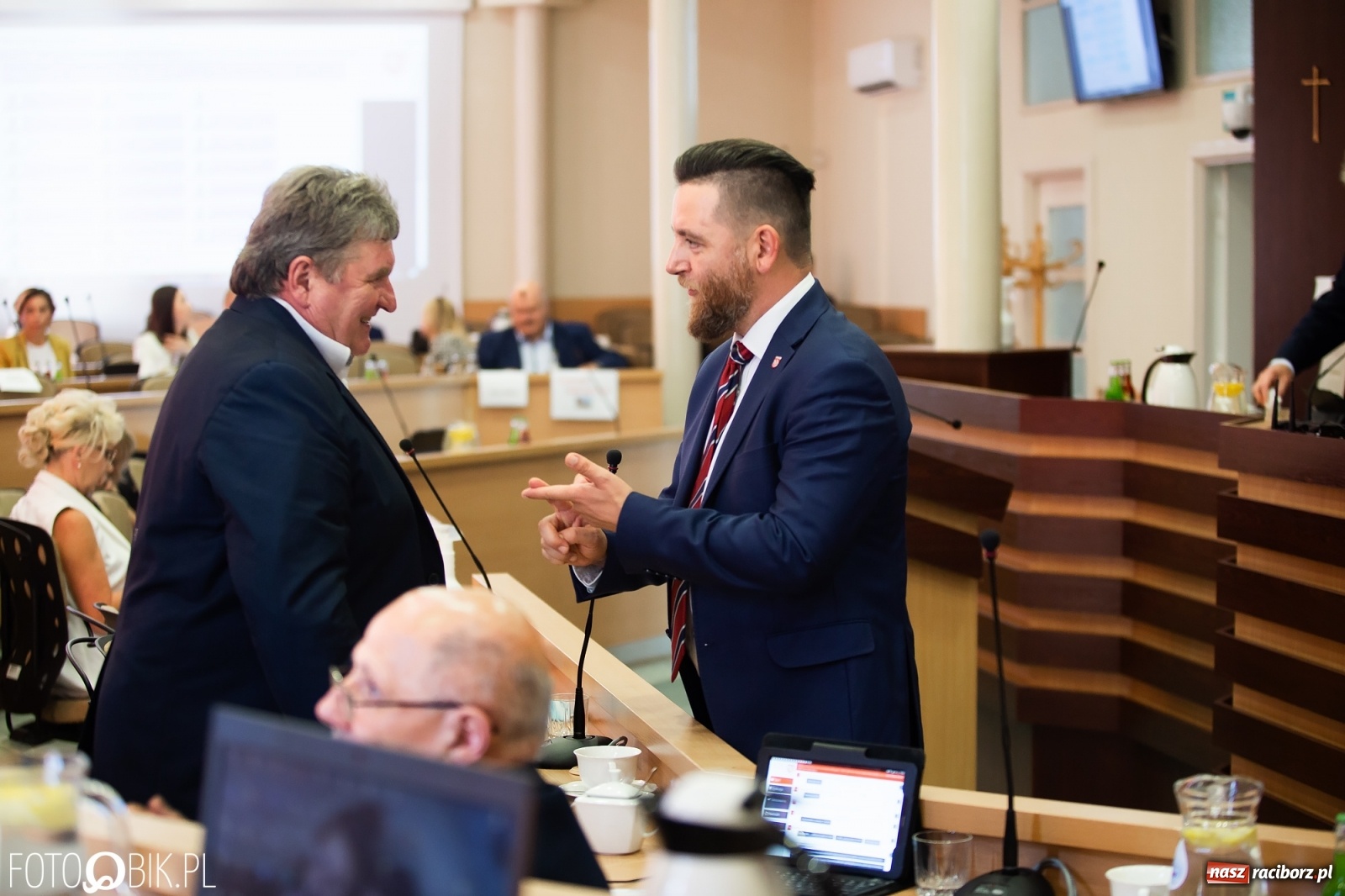 Zdjęcie w galerii na portalu naszraciborz.pl: Oddajcie nam nasz szpital rejonowy! Baner zawędrował na sesję  wiadomości z regionu
