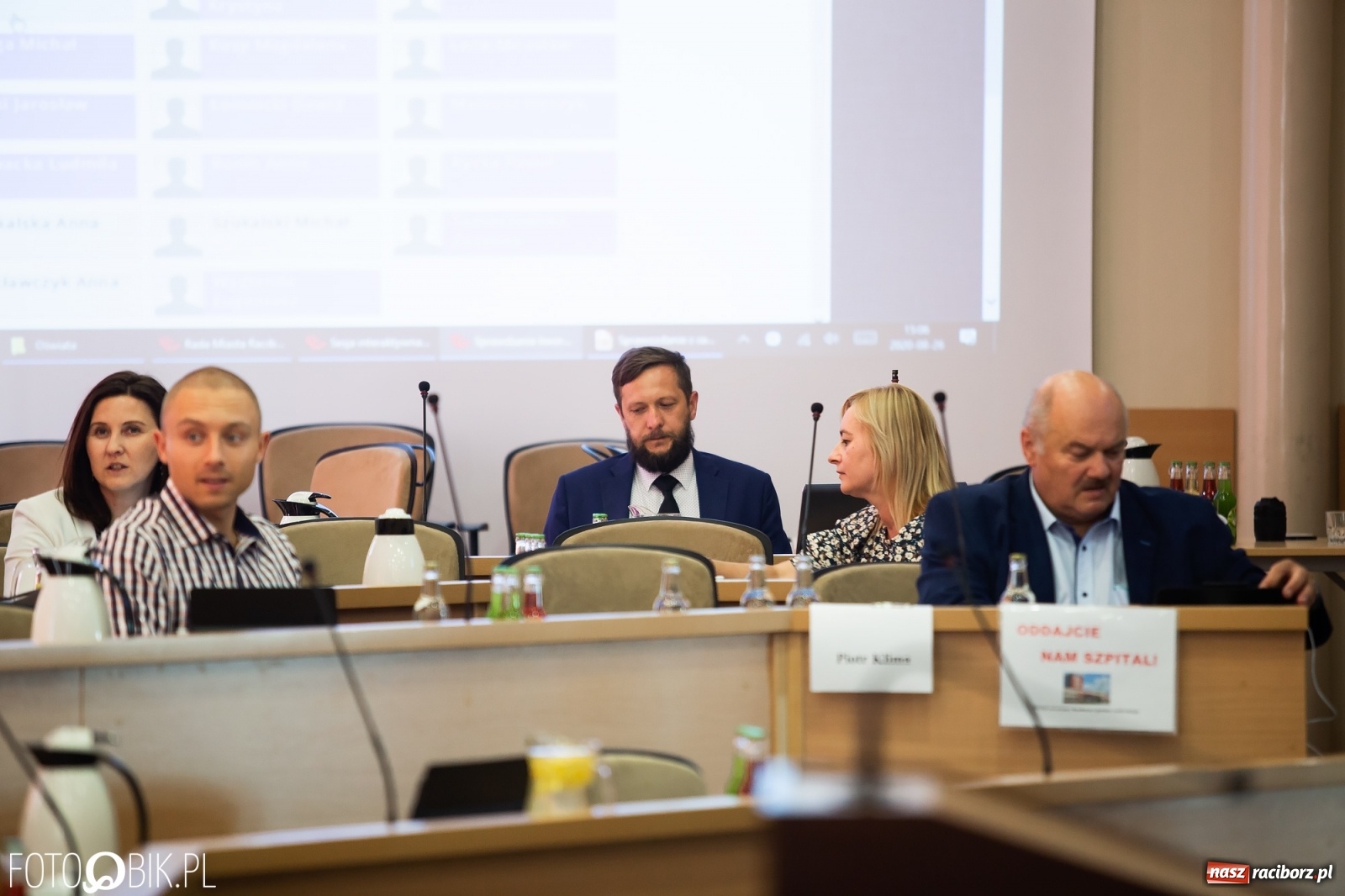 Zdjęcie w galerii na portalu naszraciborz.pl: Oddajcie nam nasz szpital rejonowy! Baner zawędrował na sesję  wiadomości z regionu