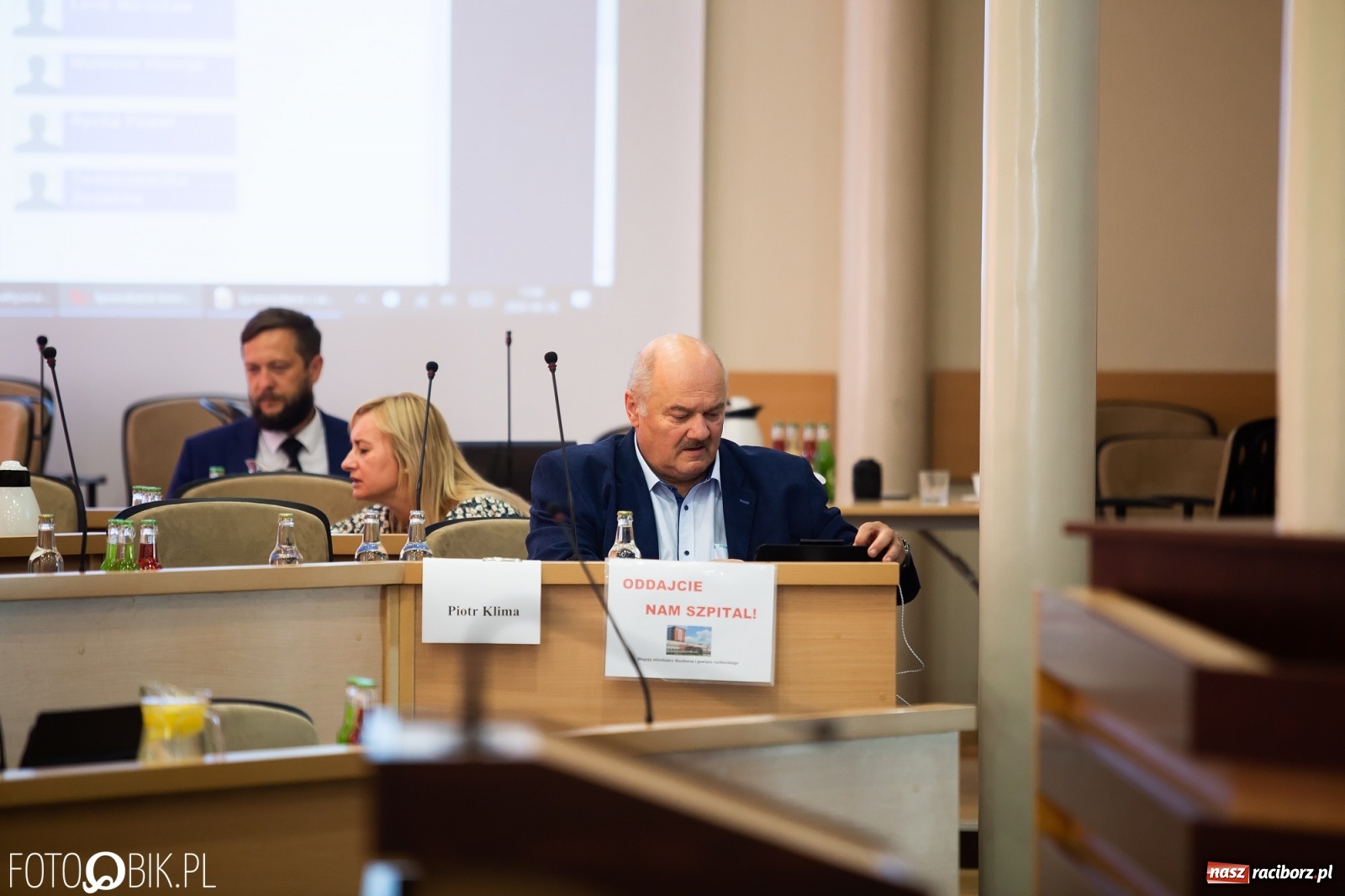 Zdjęcie w galerii na portalu naszraciborz.pl: Oddajcie nam nasz szpital rejonowy! Baner zawędrował na sesję  wiadomości z regionu