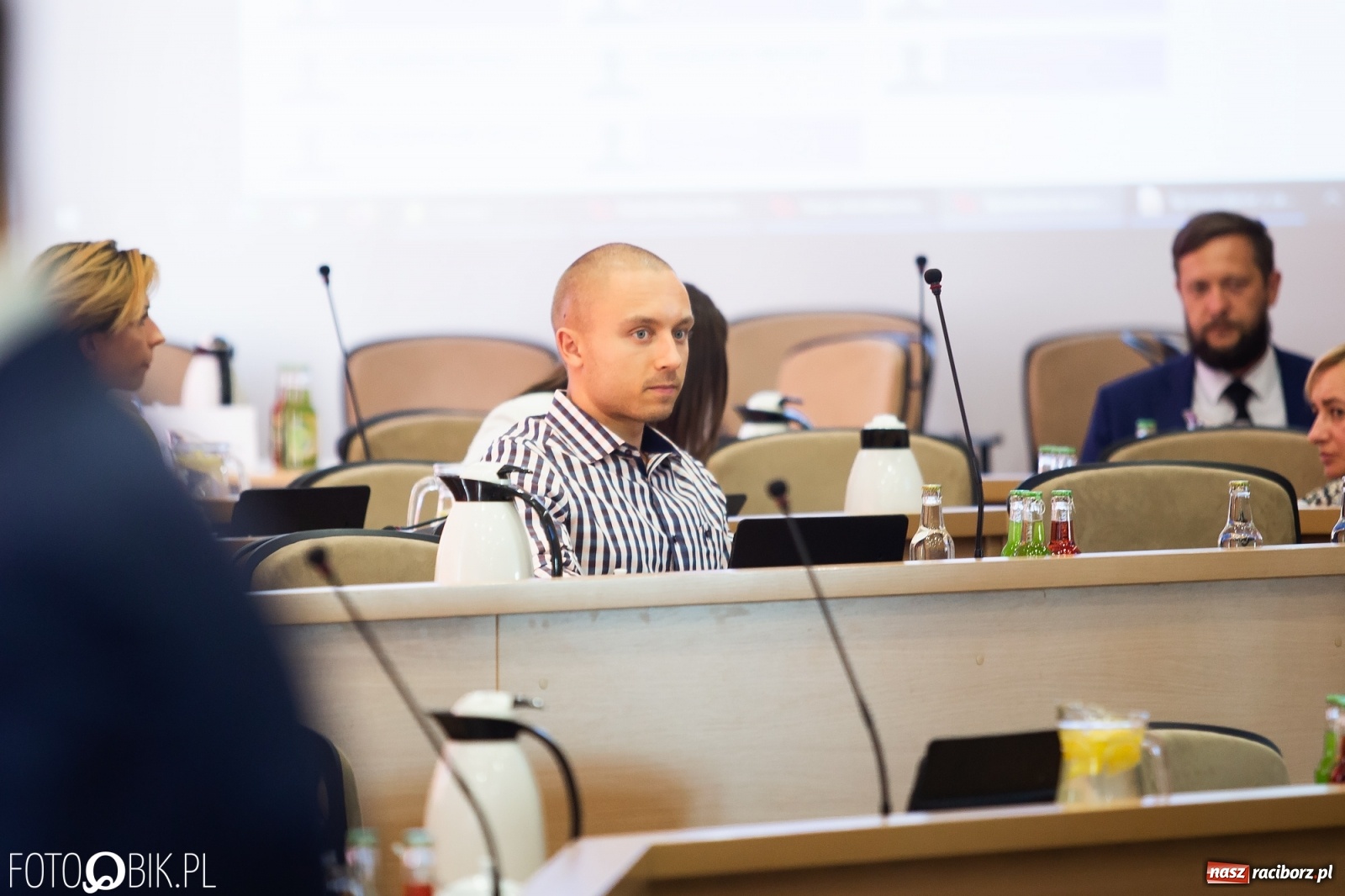 Zdjęcie w galerii na portalu naszraciborz.pl: Oddajcie nam nasz szpital rejonowy! Baner zawędrował na sesję  wiadomości z regionu