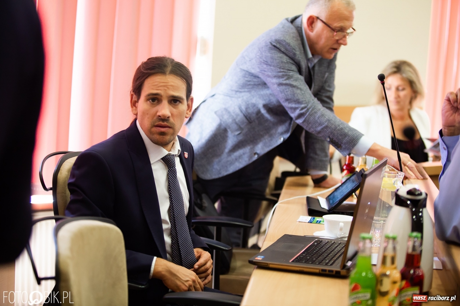 Zdjęcie w galerii na portalu naszraciborz.pl: Oddajcie nam nasz szpital rejonowy! Baner zawędrował na sesję  wiadomości z regionu