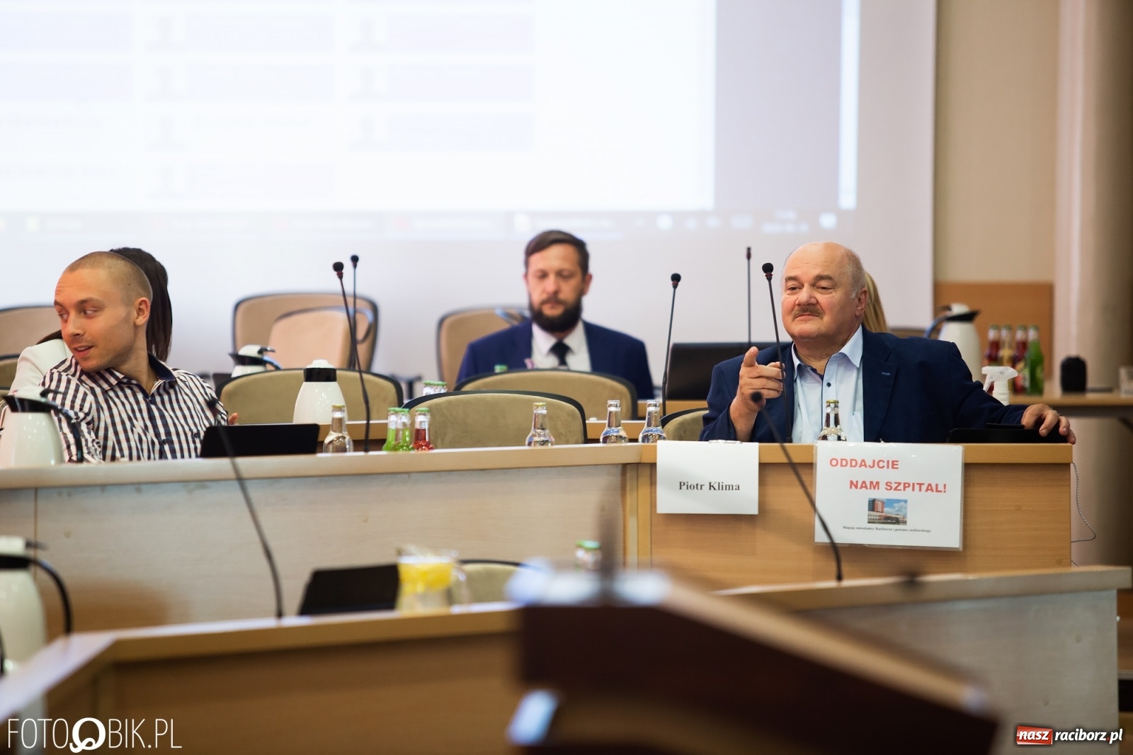 Zdjęcie w galerii na portalu naszraciborz.pl: Oddajcie nam nasz szpital rejonowy! Baner zawędrował na sesję  wiadomości z regionu