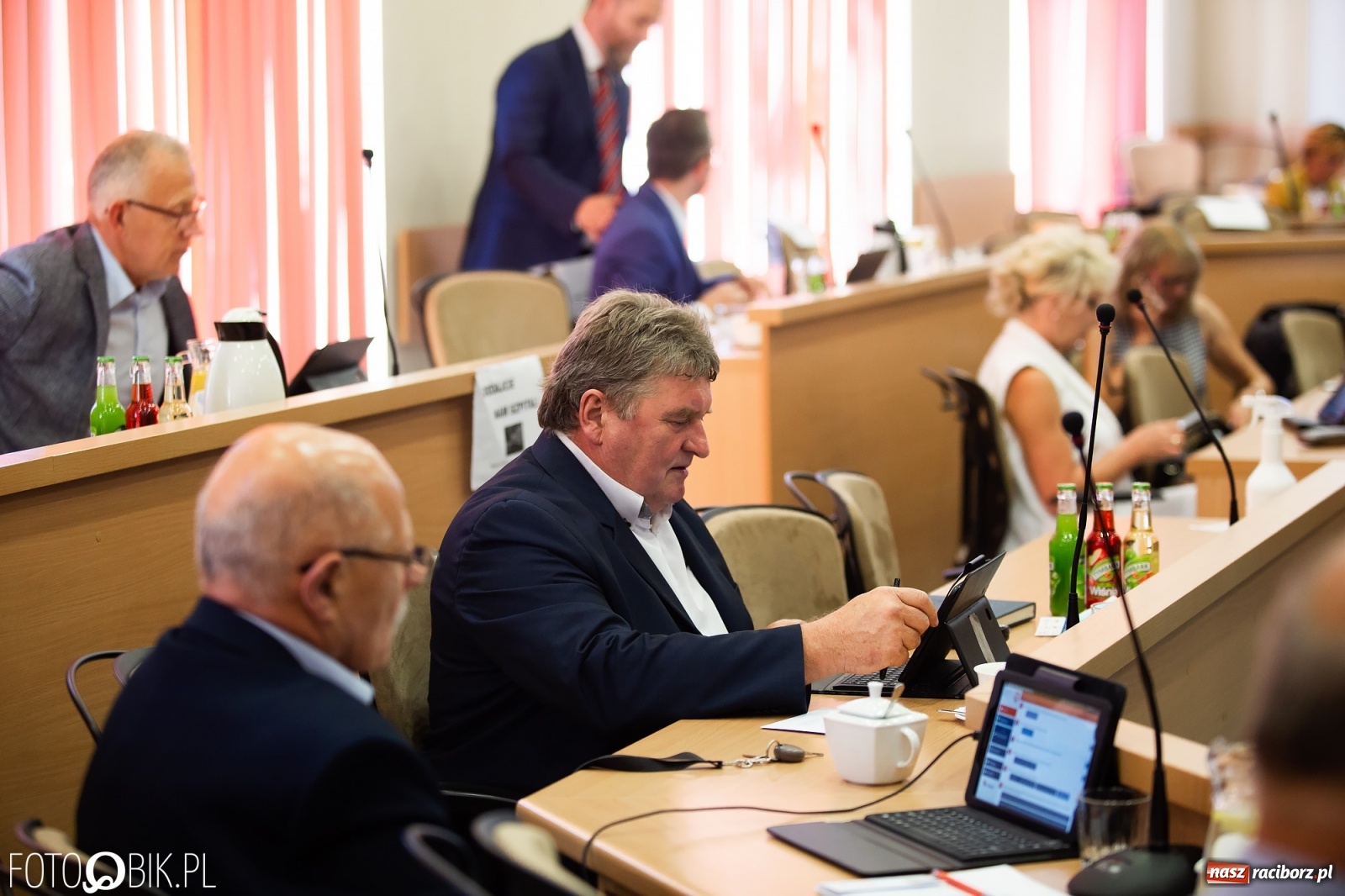 Zdjęcie w galerii na portalu naszraciborz.pl: Oddajcie nam nasz szpital rejonowy! Baner zawędrował na sesję  wiadomości z regionu