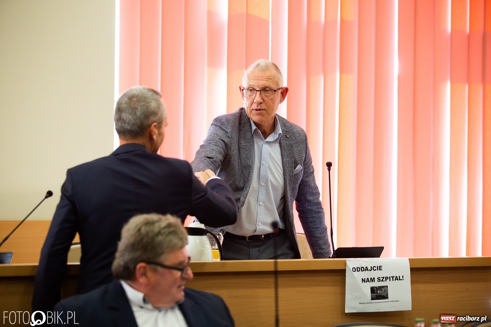 Zdjęcie w galerii na portalu naszraciborz.pl: Oddajcie nam nasz szpital rejonowy! Baner zawędrował na sesję  wiadomości z regionu
