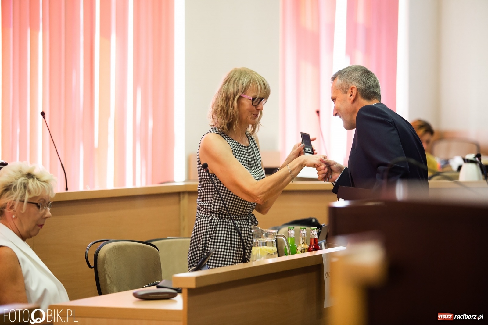 Zdjęcie w galerii na portalu naszraciborz.pl: Oddajcie nam nasz szpital rejonowy! Baner zawędrował na sesję  wiadomości z regionu