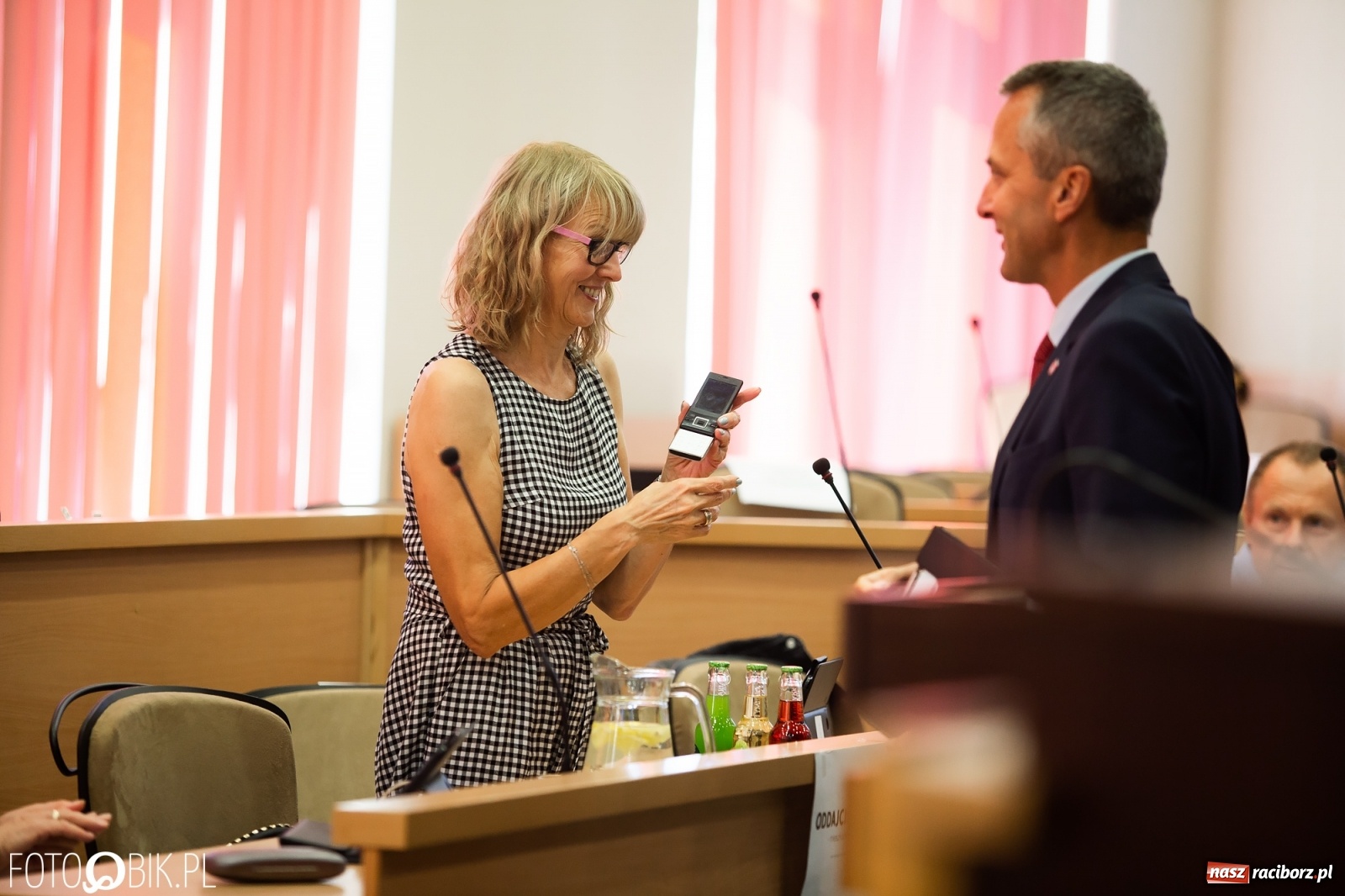 Zdjęcie w galerii na portalu naszraciborz.pl: Oddajcie nam nasz szpital rejonowy! Baner zawędrował na sesję  wiadomości z regionu