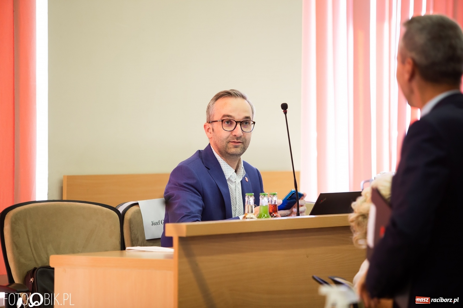 Zdjęcie w galerii na portalu naszraciborz.pl: Oddajcie nam nasz szpital rejonowy! Baner zawędrował na sesję  wiadomości z regionu