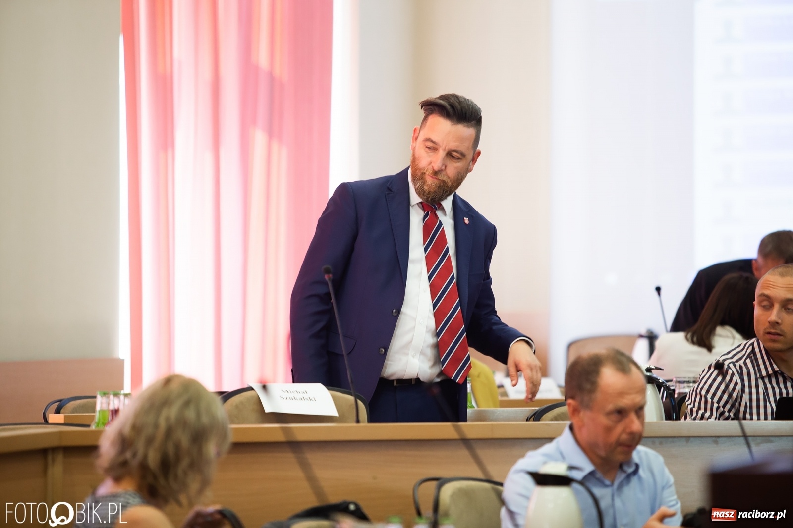 Zdjęcie w galerii na portalu naszraciborz.pl: Oddajcie nam nasz szpital rejonowy! Baner zawędrował na sesję  wiadomości z regionu