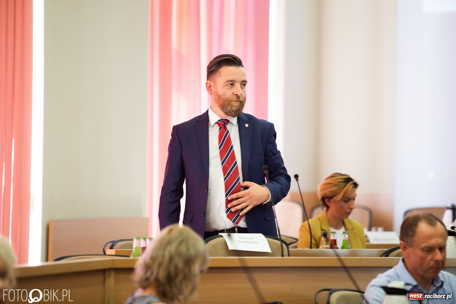 Zdjęcie w galerii na portalu naszraciborz.pl: Oddajcie nam nasz szpital rejonowy! Baner zawędrował na sesję  wiadomości z regionu