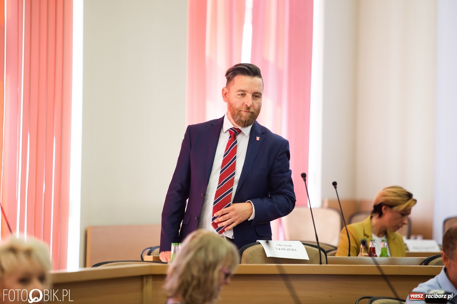 Zdjęcie w galerii na portalu naszraciborz.pl: Oddajcie nam nasz szpital rejonowy! Baner zawędrował na sesję  wiadomości z regionu