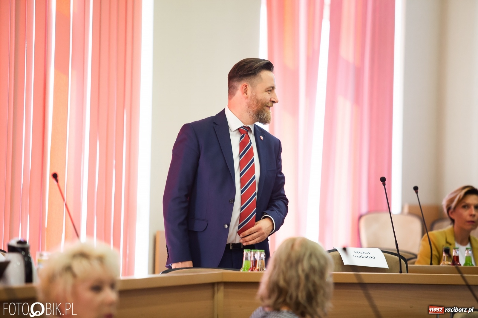 Zdjęcie w galerii na portalu naszraciborz.pl: Oddajcie nam nasz szpital rejonowy! Baner zawędrował na sesję  wiadomości z regionu